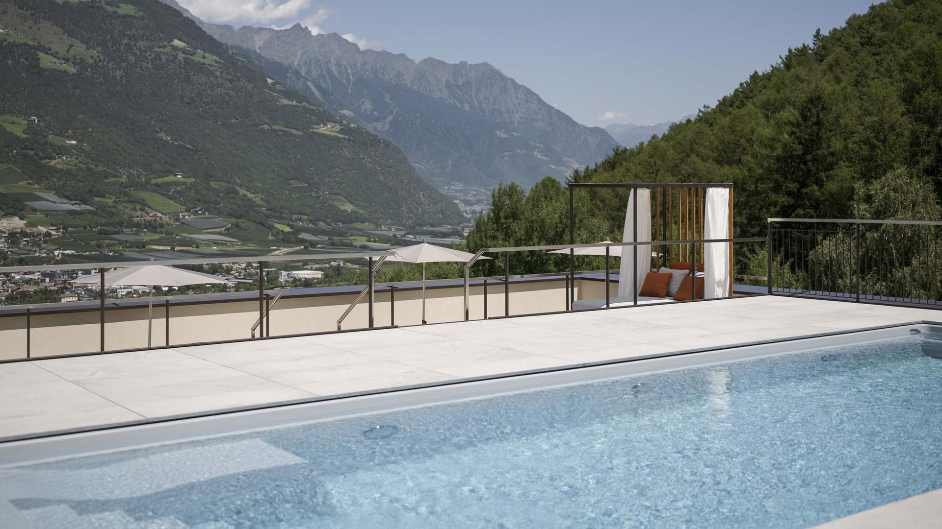 Vacanze estive in un appartamento con piscina in Alto Adige